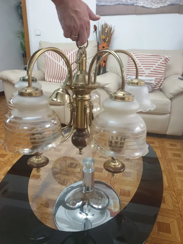 Lámpara de techo dorada y cristal