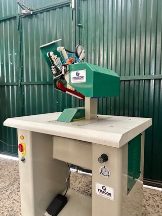 Máquina para poner cinta y chafar costuras