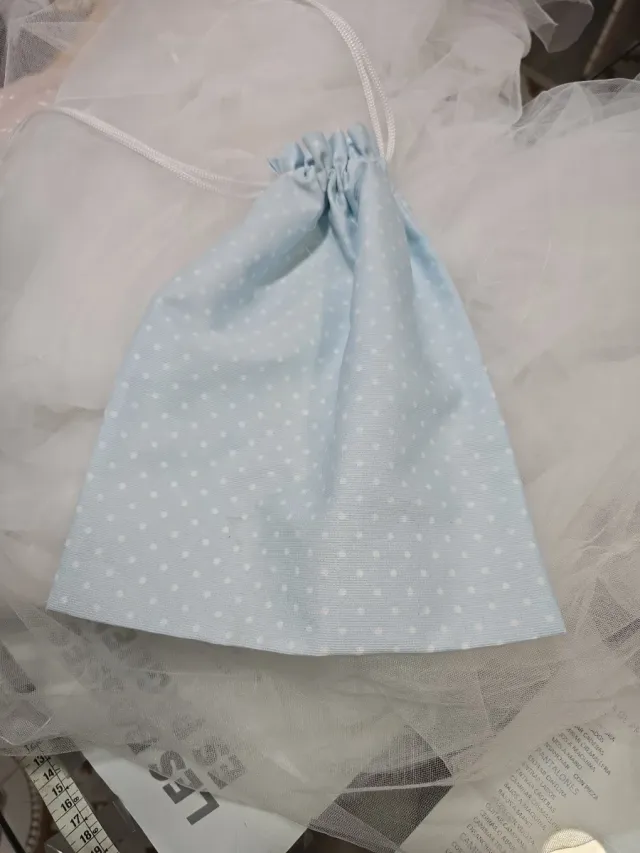 Bolsa de merienda azul con puntos blancos