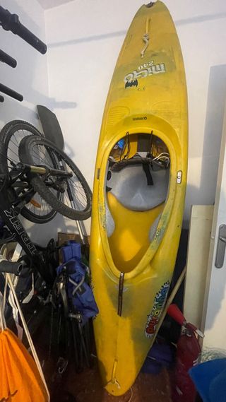 Kayak aguas bravas pyranha.