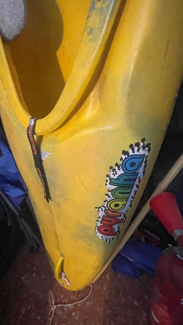 Kayak aguas bravas pyranha.