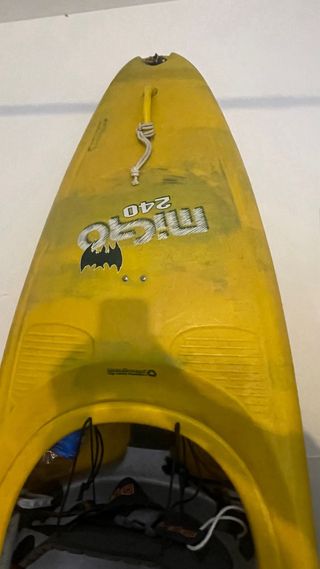 Kayak aguas bravas pyranha.