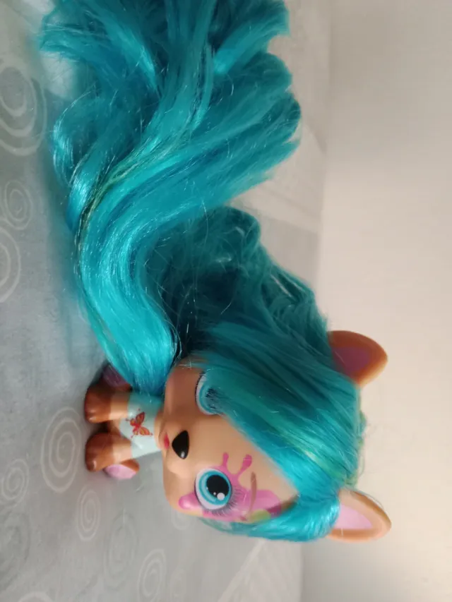 Mascota de juguete con pelo azul