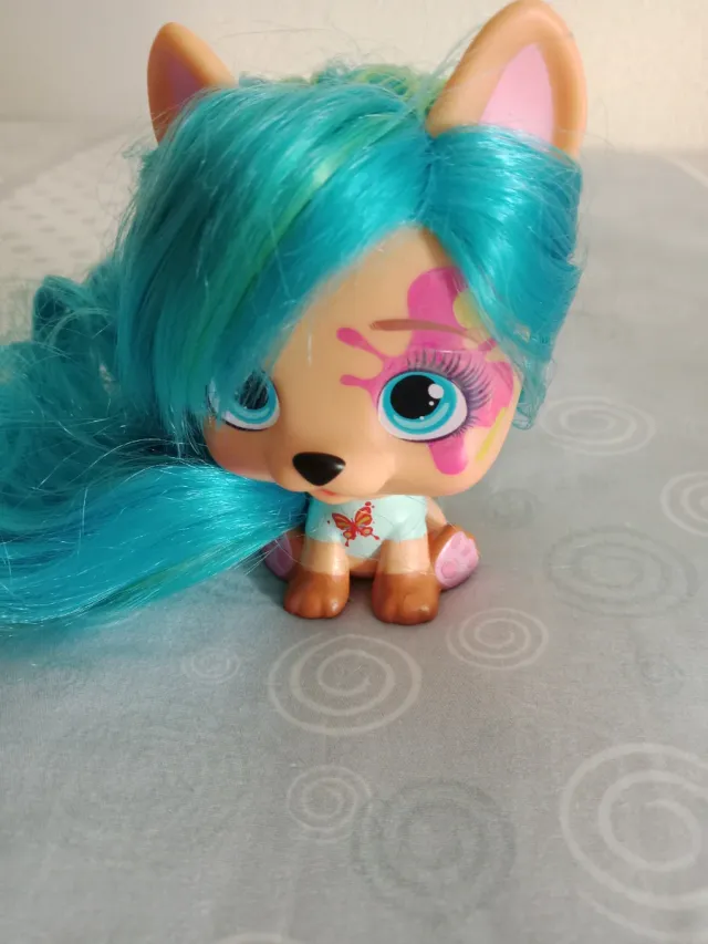 Mascota de juguete con pelo azul