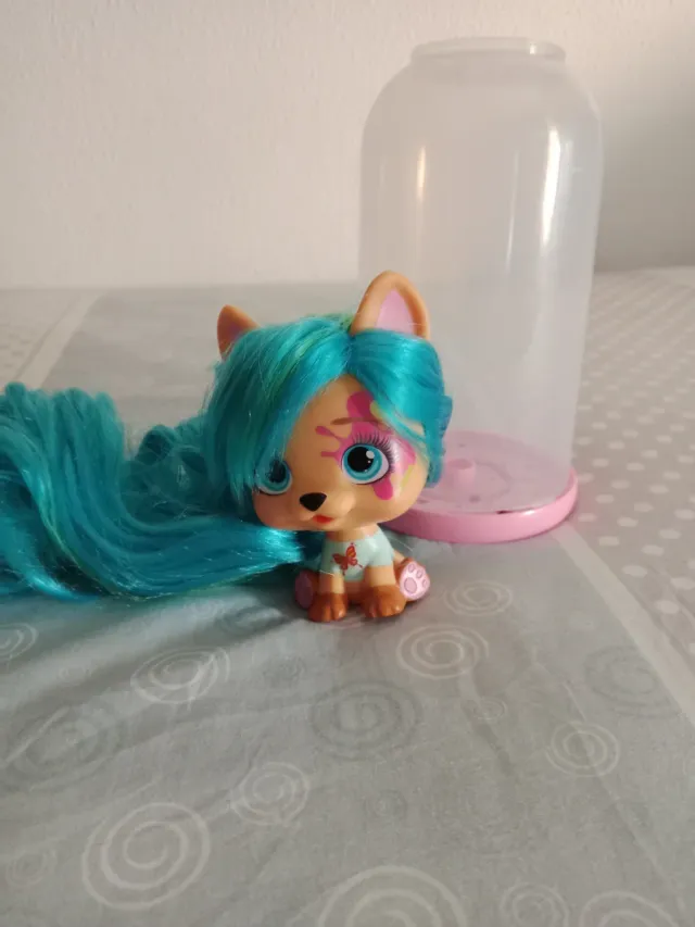 Mascota de juguete con pelo azul