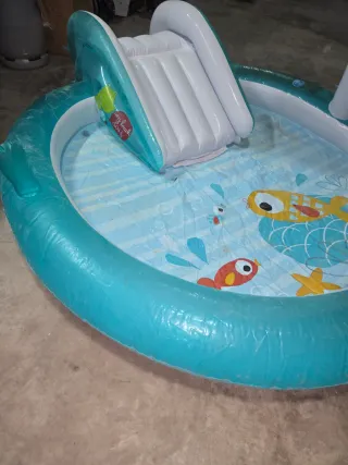 Piscina hinchable infantil con tobogán