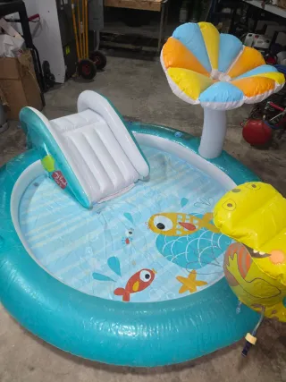 Piscina hinchable infantil con tobogán