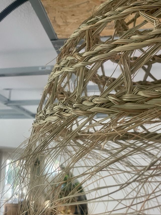 Lámpara de techo de yute y mimbre