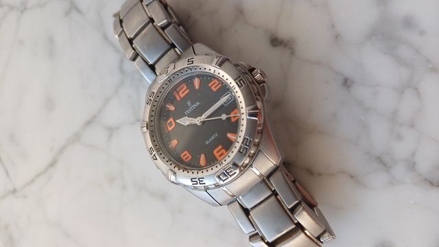 Reloj Festina Quartz Plata y Naranja