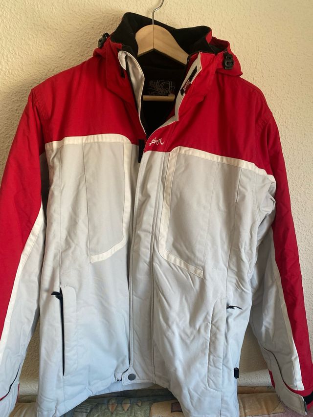 Abrigo de nieve gris y rojo