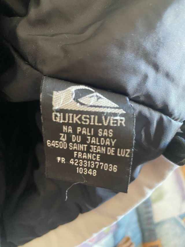 Abrigo de nieve gris y rojo