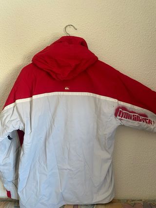 Abrigo de nieve gris y rojo