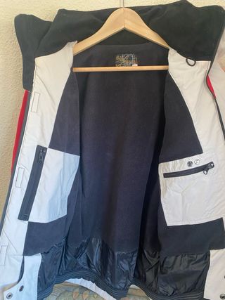 Abrigo de nieve gris y rojo