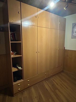 Armadio in rovere con 6 ante e 4 cassetti