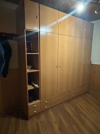 Armadio in rovere con 6 ante e 4 cassetti