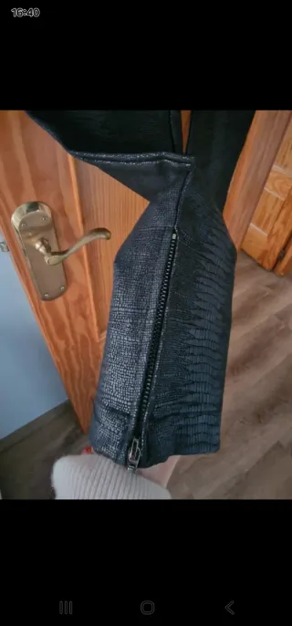 Pantalón efecto piel serpiente