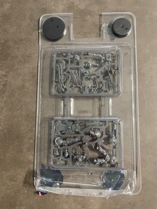 Warhammer 40k Teniente Primaris y Guardia Real