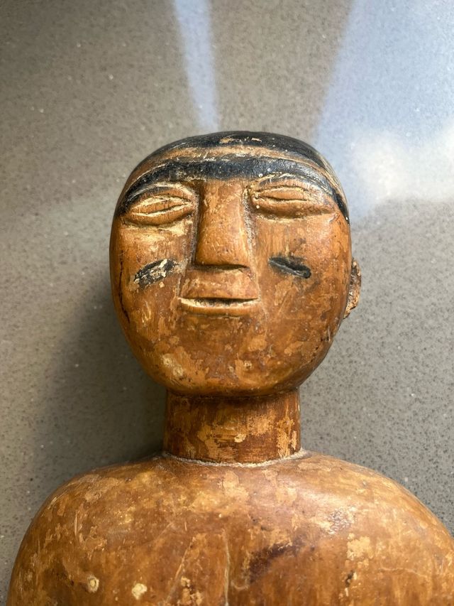 Antica bambola tribale in legno