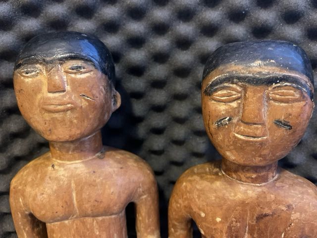 Antica bambola tribale in legno