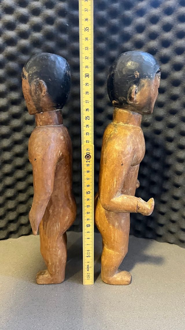 Antica bambola tribale in legno