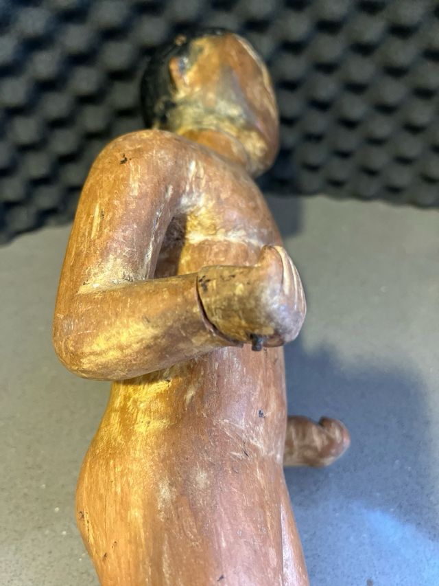 Antica bambola tribale in legno