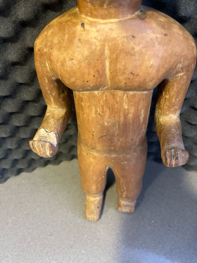 Antica bambola tribale in legno