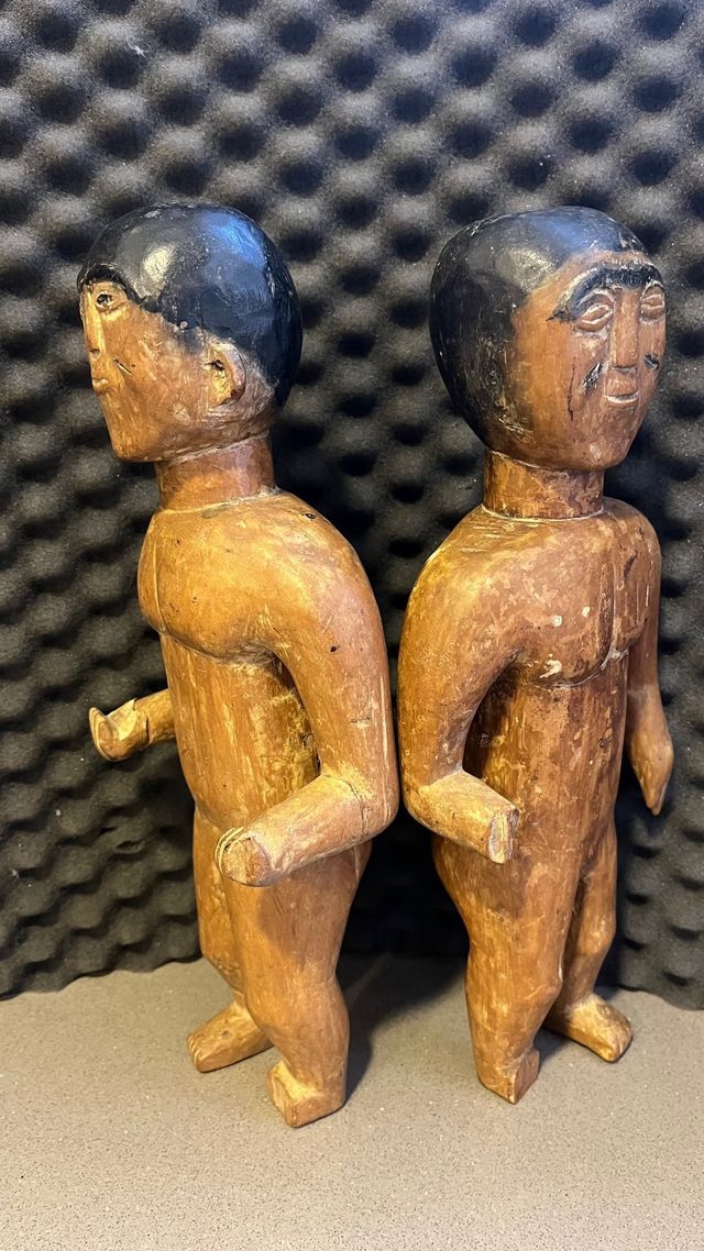 Antica bambola tribale in legno