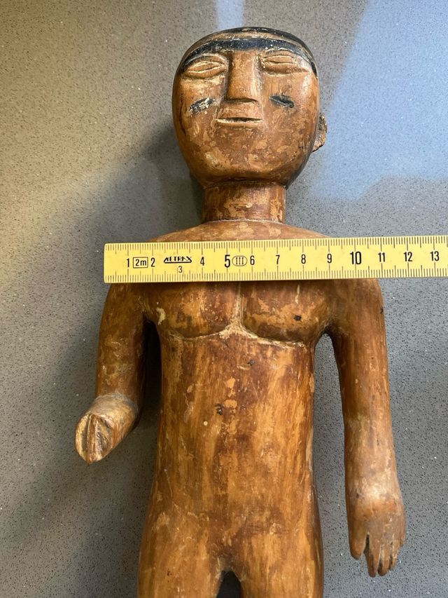 Antica bambola tribale in legno