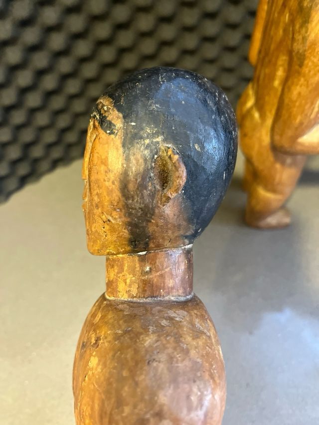 Antica bambola tribale in legno