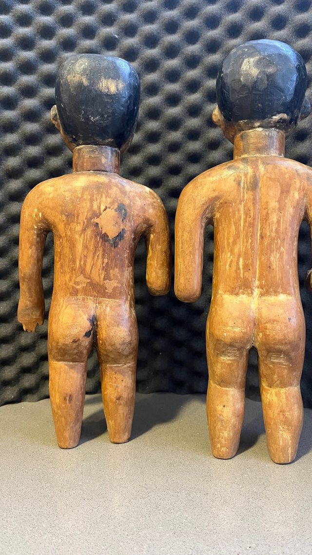 Antica bambola tribale in legno