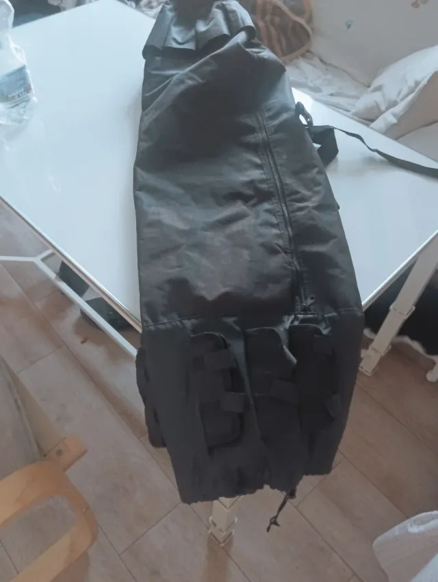 Caña de pescar con carrete y funda