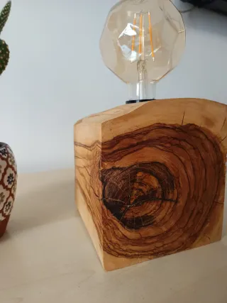 Lampada in legno di ulivo