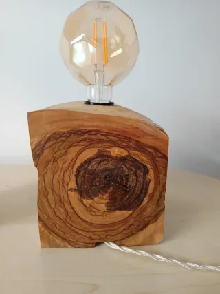 Lampada in legno di ulivo