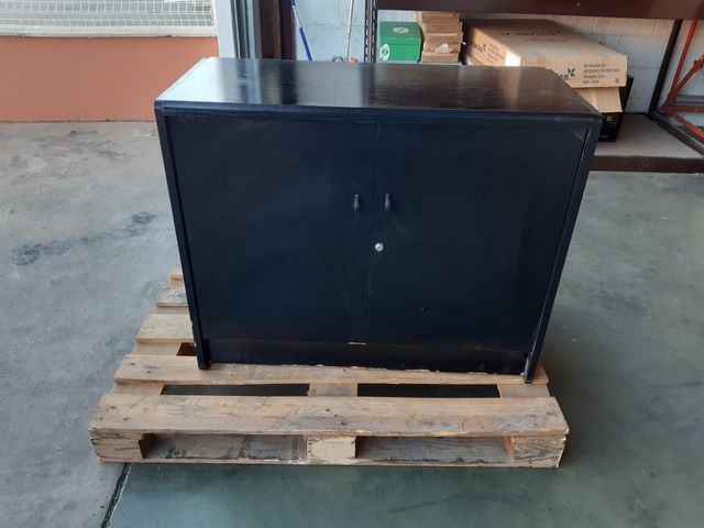 Armario bajo negro con puerta