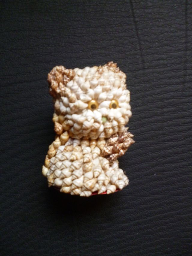 Búho decorativo de conchas naturales