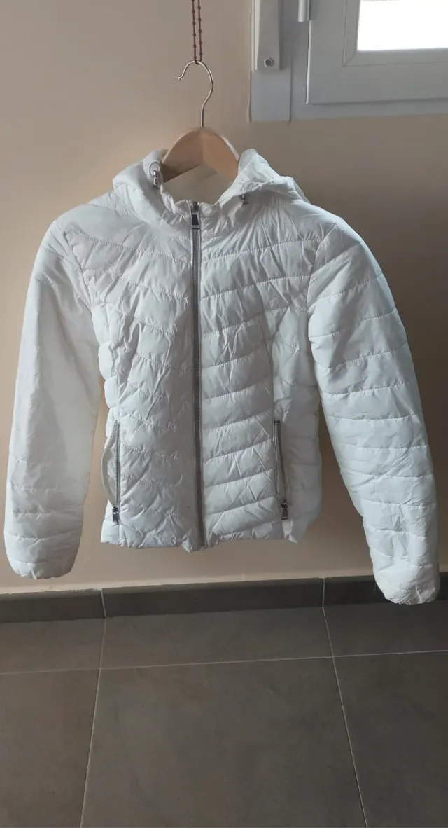 Cazadora acolchada blanca con capucha
