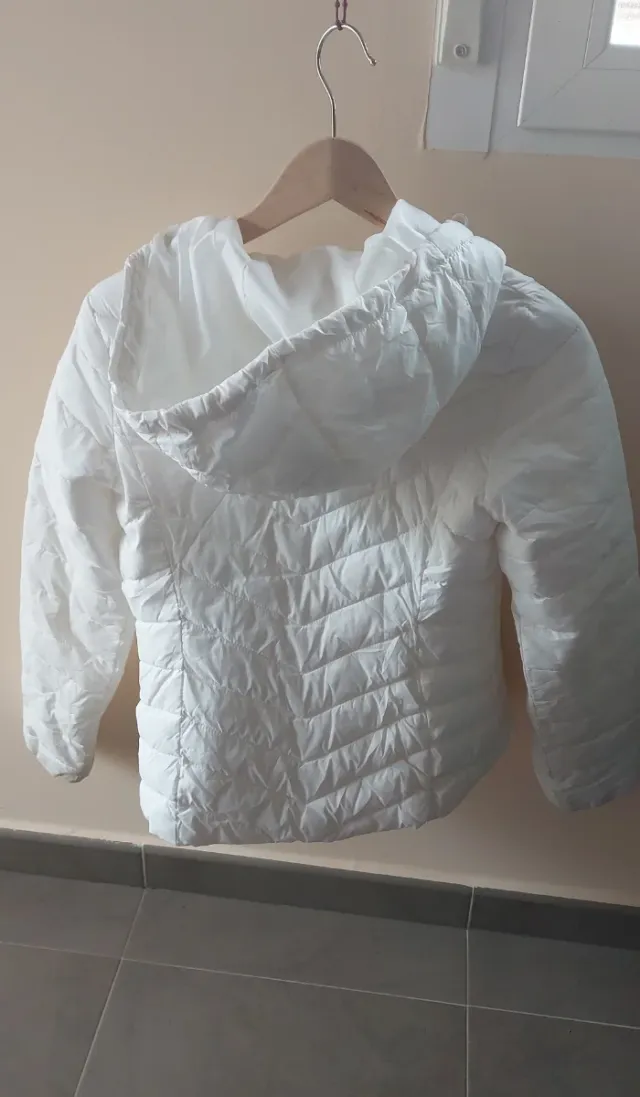 Cazadora acolchada blanca con capucha