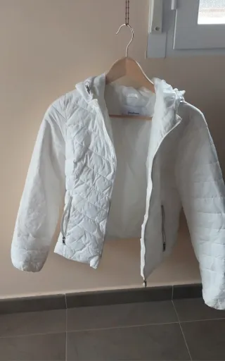 Cazadora acolchada blanca con capucha