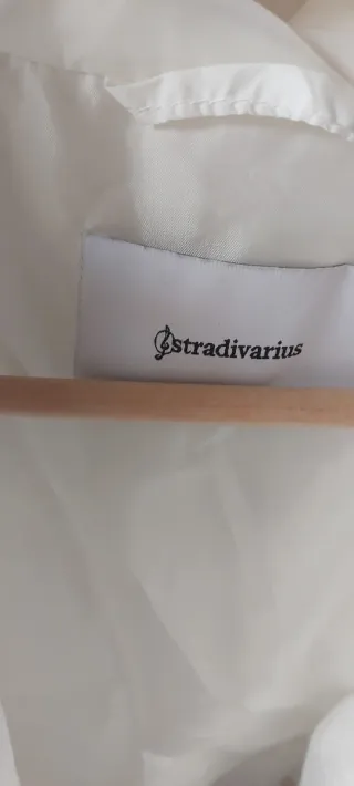 Cazadora acolchada blanca con capucha