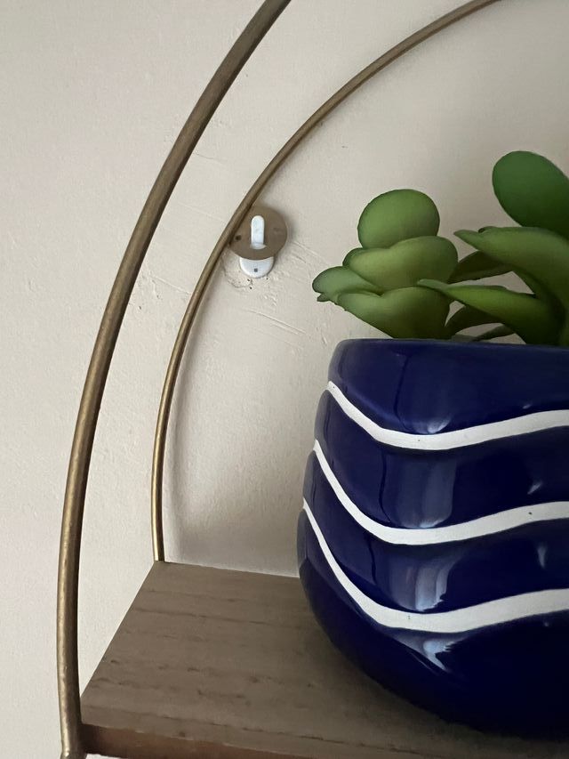 Estantería dorada efecto roble