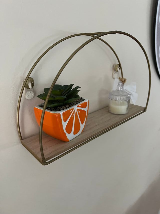 Estantería dorada efecto roble