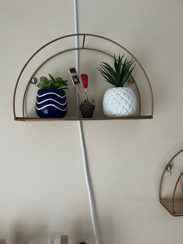 Estantería dorada efecto roble