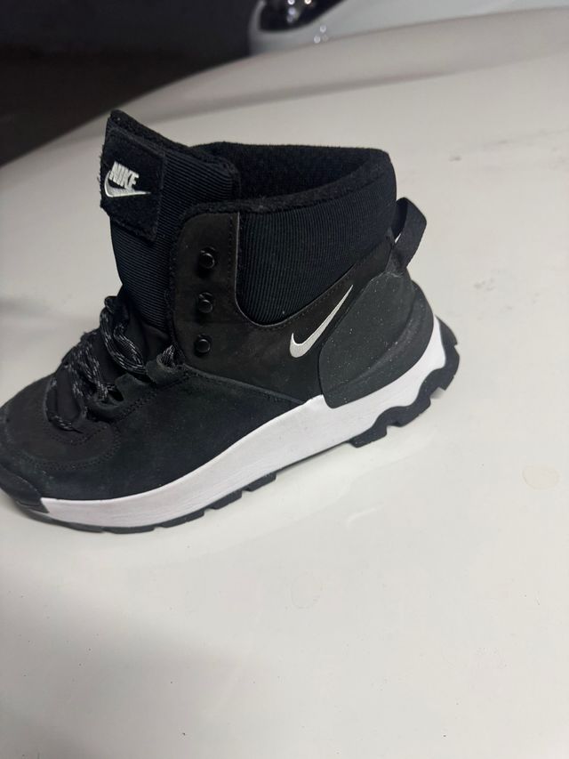 Botas Nike Negras y Blancas