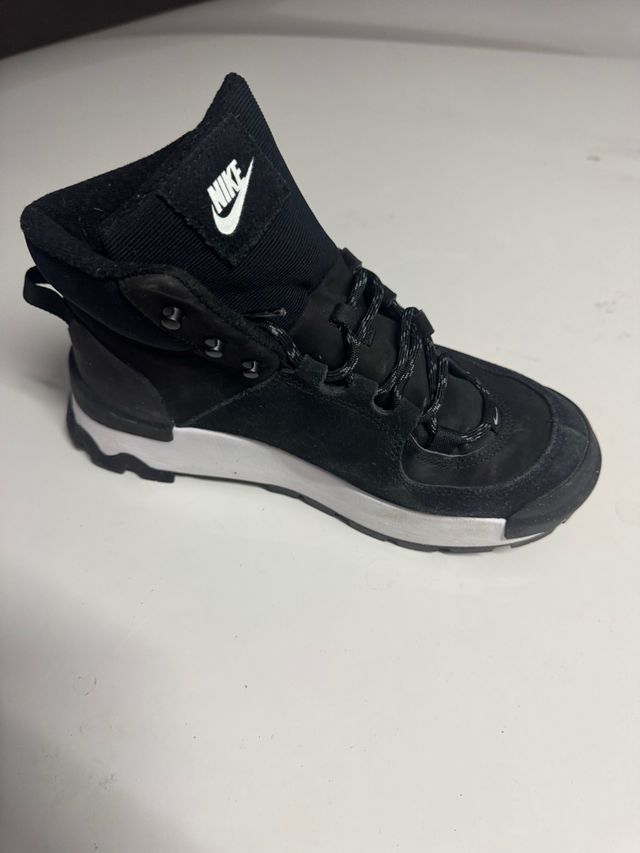 Botas Nike Negras y Blancas