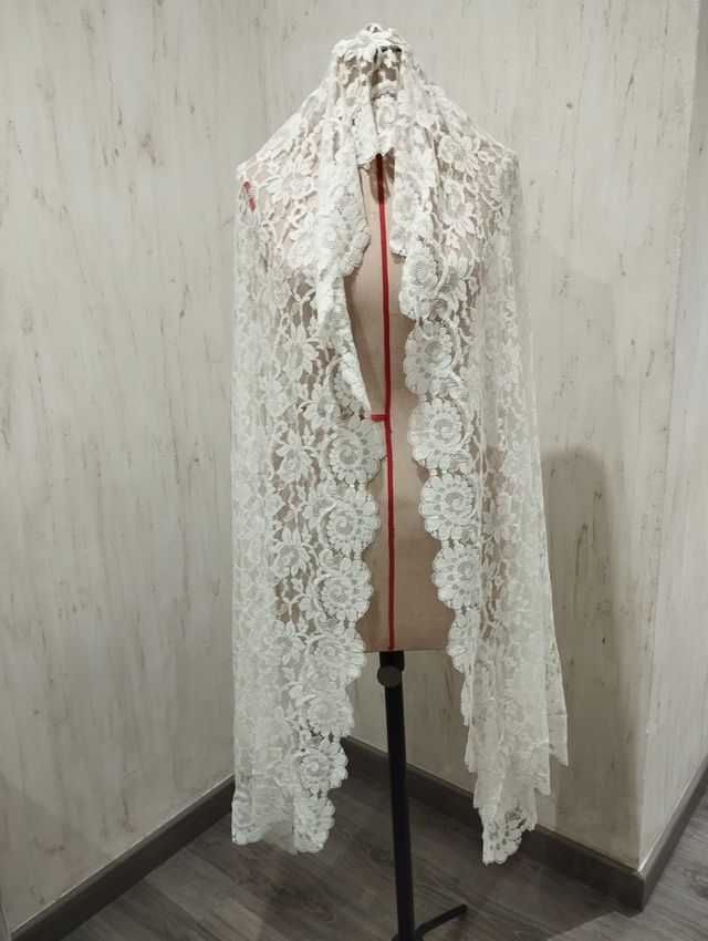 Mantilla Fallera Blanca Encaje