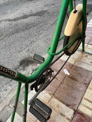Bicicleta estática verde vintage