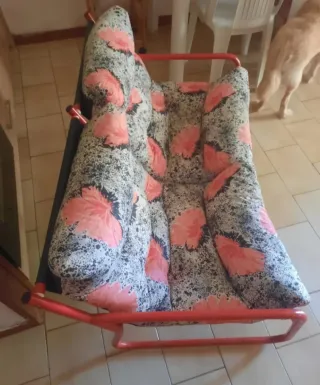 Divano letto con fantasia floreale