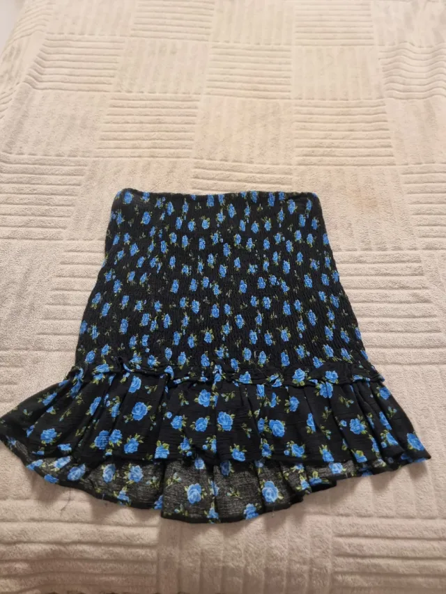 Falda corta floral negra y azul de goma
