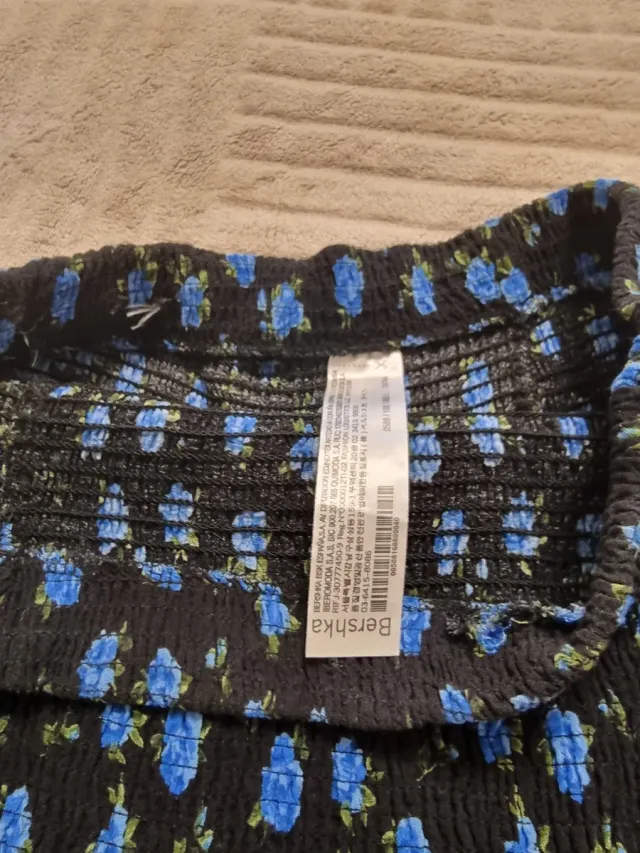 Falda corta floral negra y azul de goma