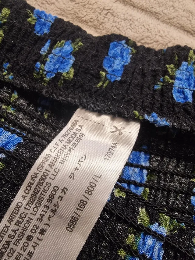 Falda corta floral negra y azul de goma